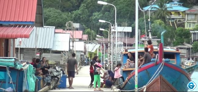 Takut Terjadi Longsor Seperti Desa Pangkalan, Masyarakat dua desa di Kecamatan Serasan Timur Mengungsi ke Pelabahun di Kala Malam Hari